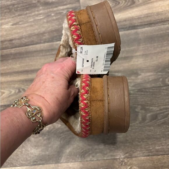 White Mountain Tan Suede Slippers Shoes with Red Trim Size 8 - Picture 2 of 4